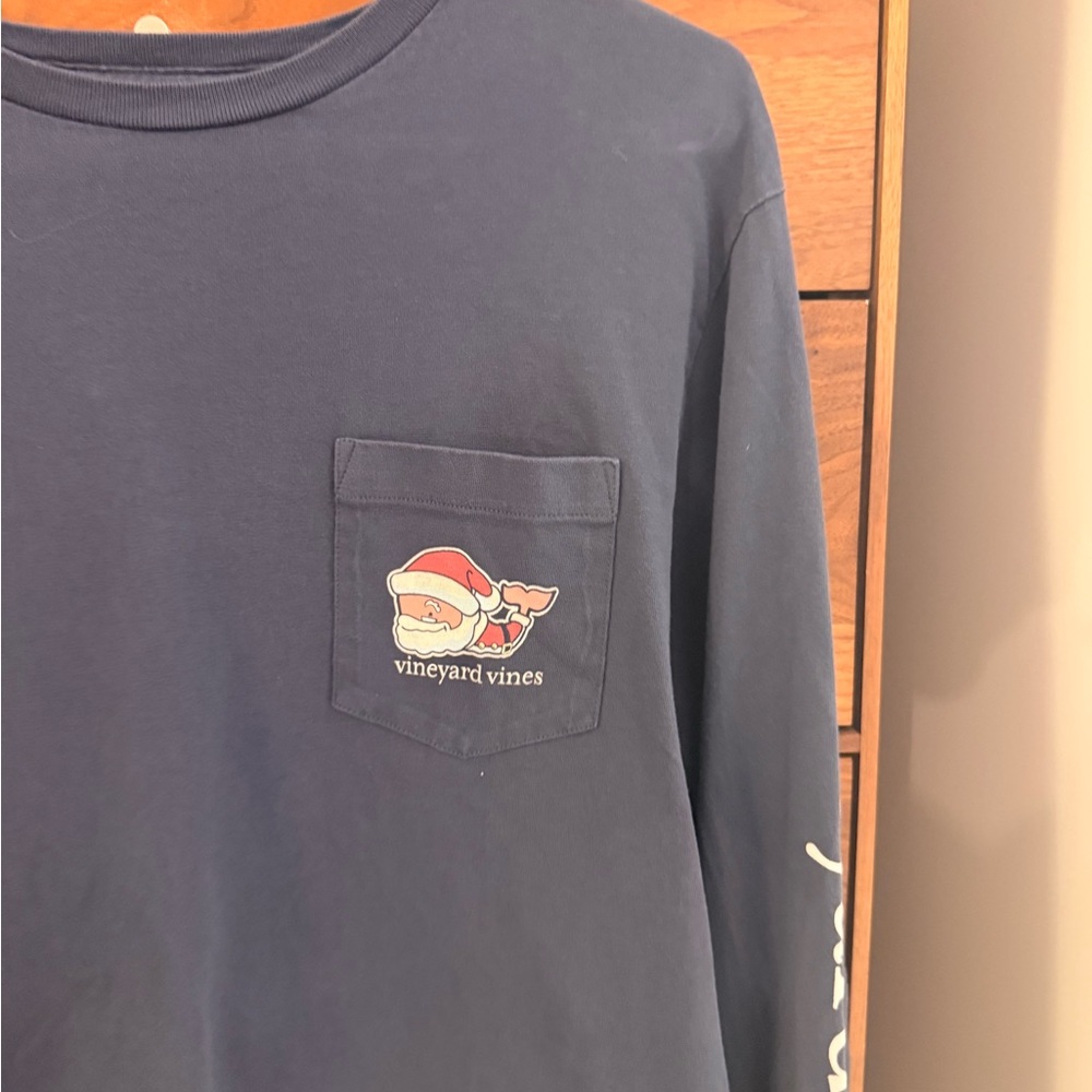 Vineyard Vines Shirt Mens Size M Blue Pocket Tee Santa Whale Christmas Graphic - Picture 7 of 10